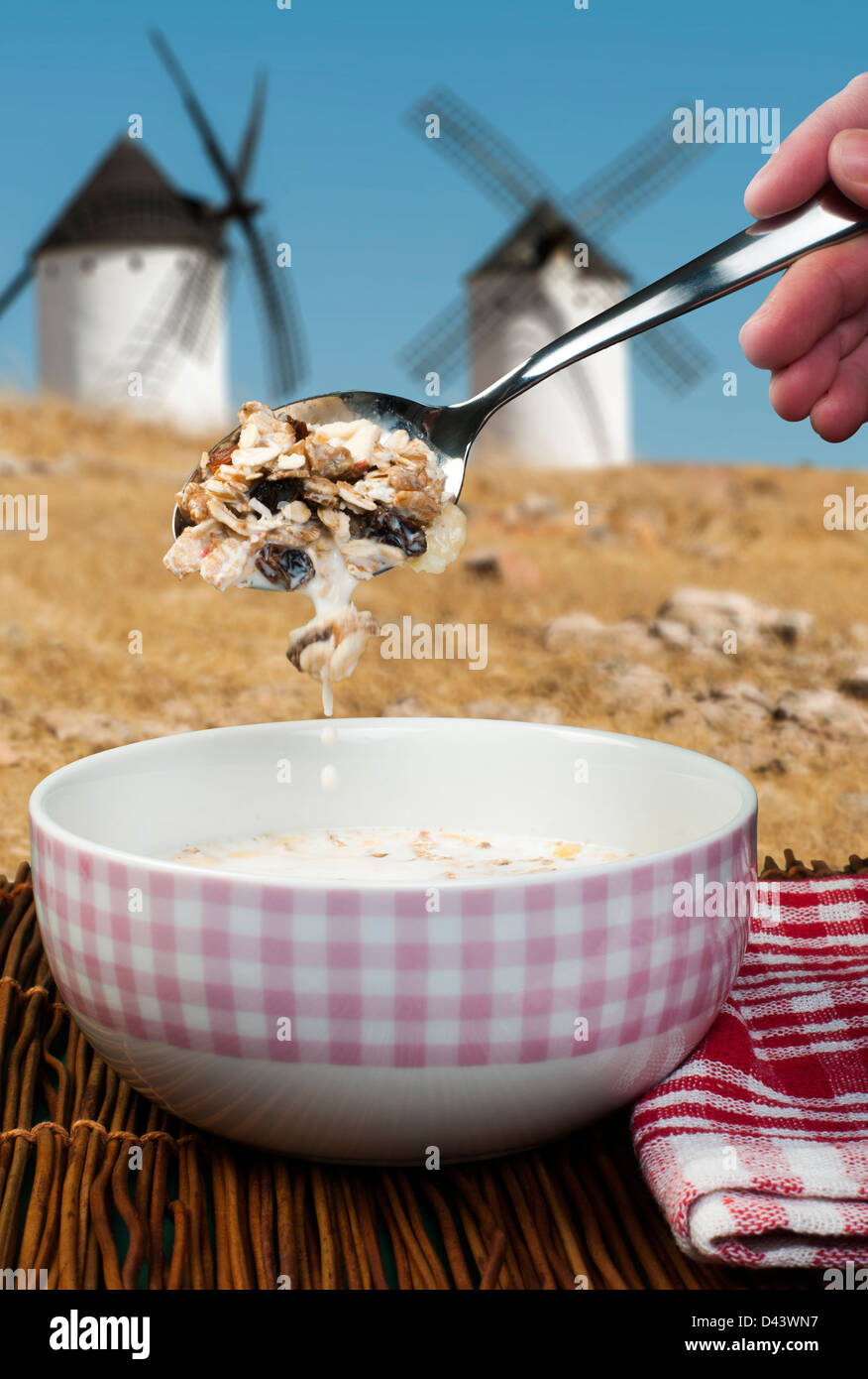 Müsli-Frühstück in einer Schüssel und Mühlen auf dem Hintergrund Stockfoto