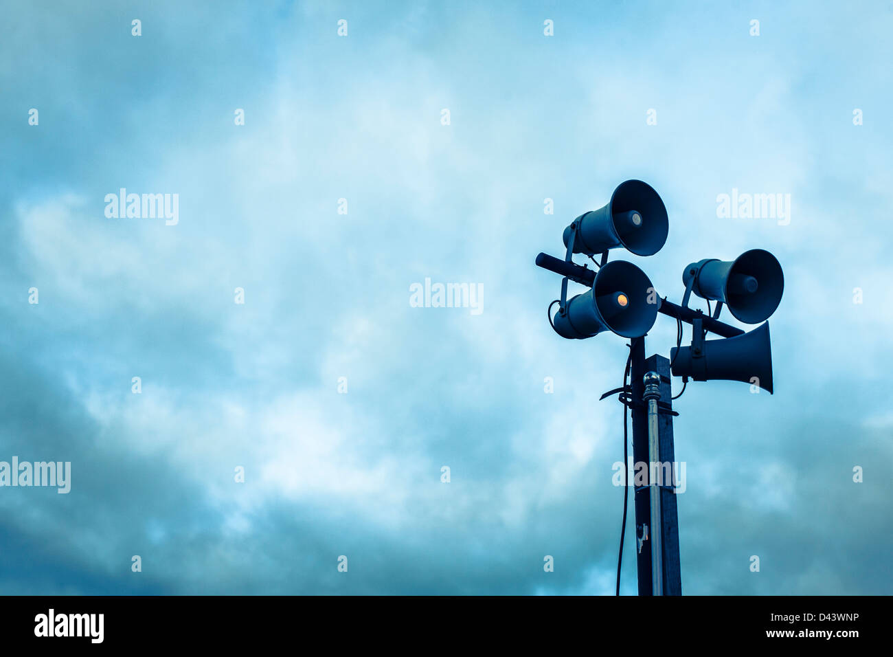 Öffentliche Adresse Lautsprecher montiert auf Pole, Leyton, East London, England Stockfoto