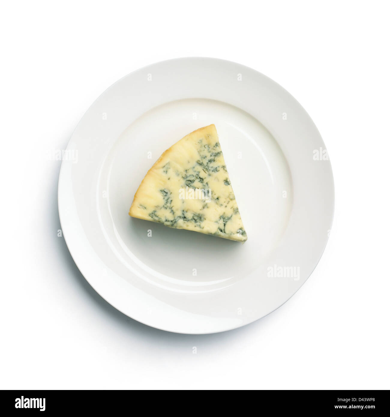 Scheibe Stilton Käse schneiden aus weißem Hintergrund Stockfoto