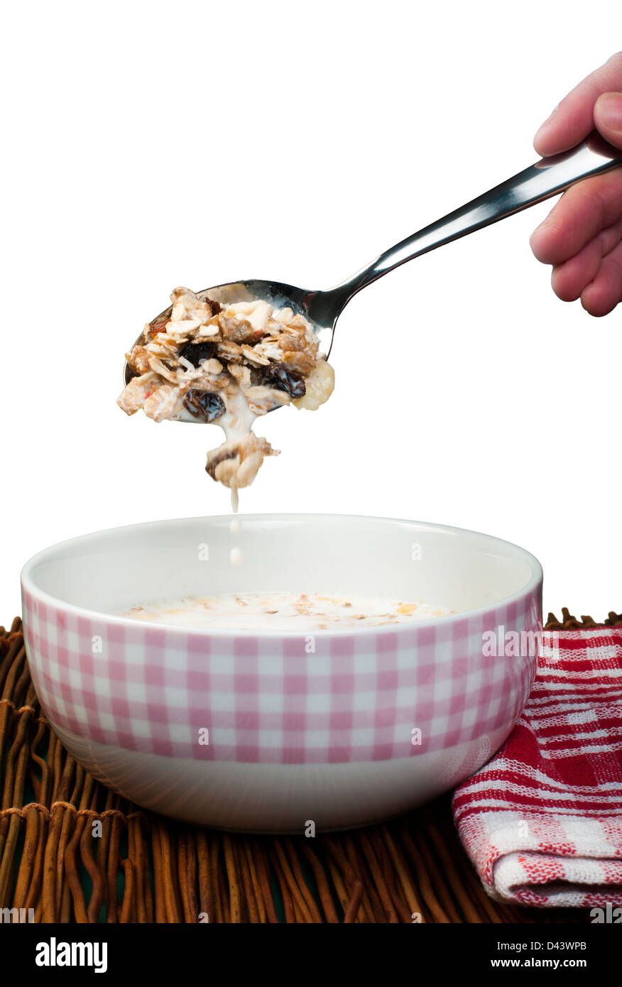 Müsli-Frühstück in einem Bogen und einem Löffel. Weiß isoliert Studioaufnahme Stockfoto