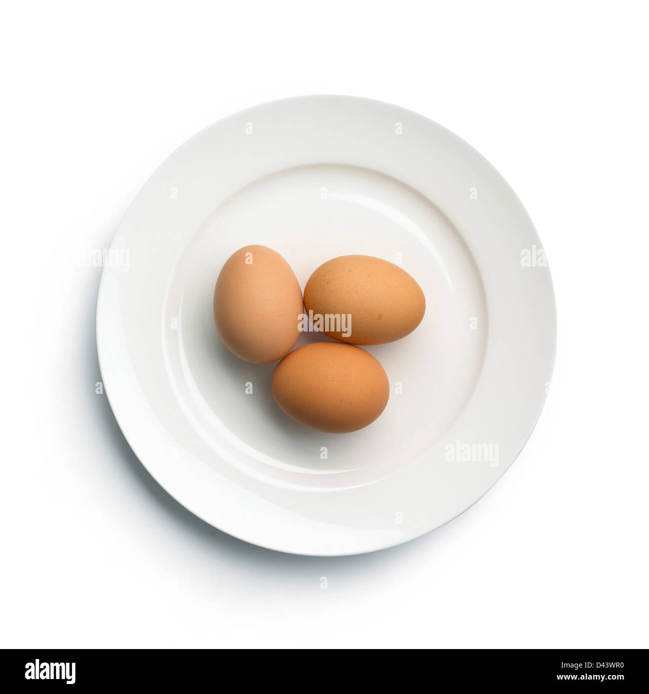 Gruppe von drei hart gekochten Eiern auf Platte ausgeschnitten weißen Hintergrund Stockfoto