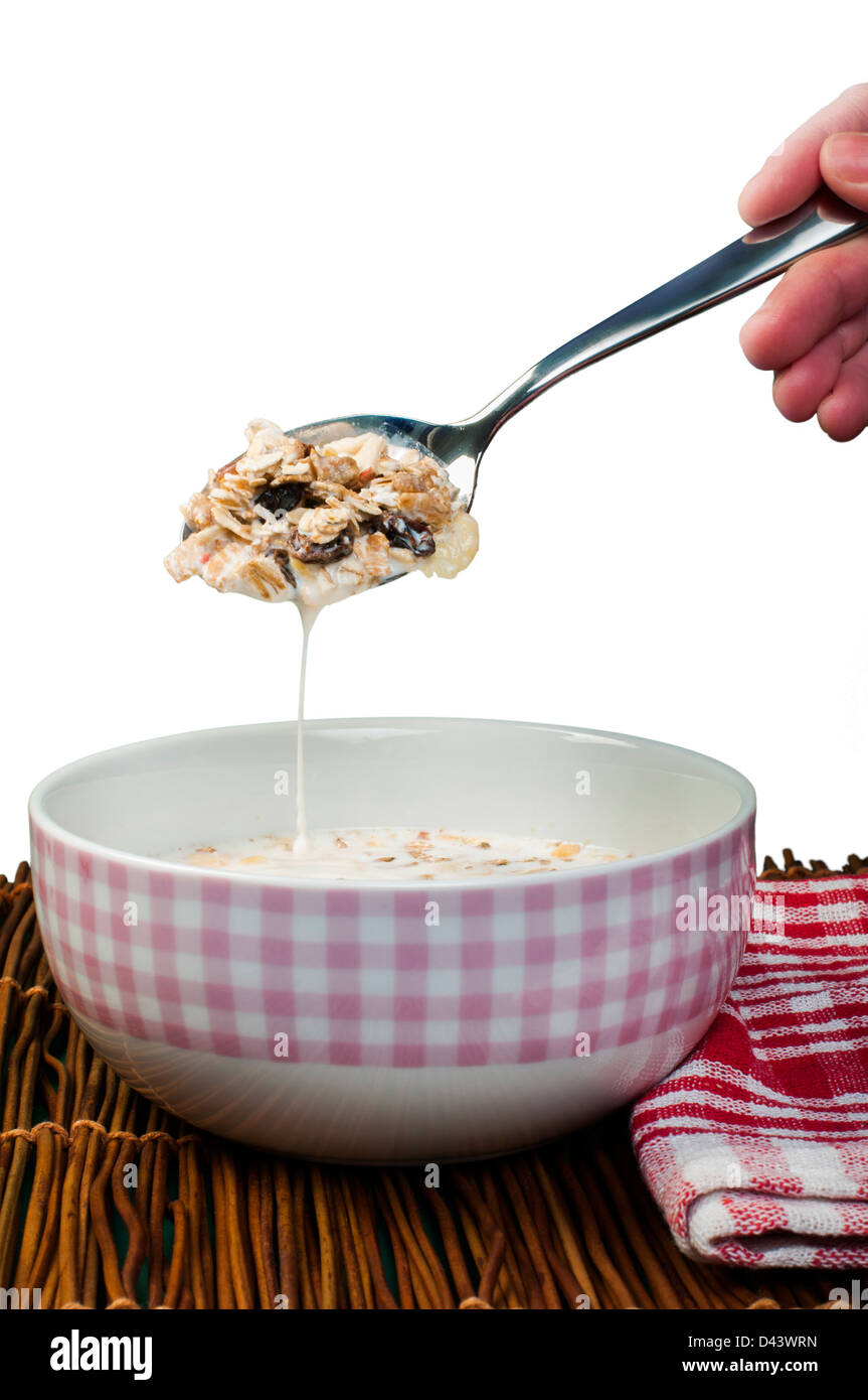 Müsli-Frühstück in einem Bogen und einem Löffel. Weiß isoliert Studioaufnahme Stockfoto