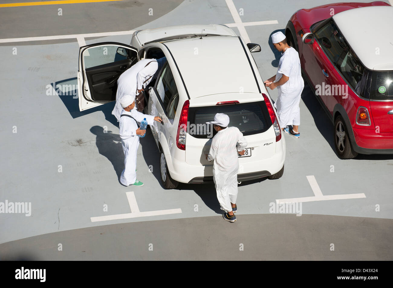 Muslimischen Familie in traditioneller weißer Kleidung zu bekommen, in einer Limousine Stockfoto