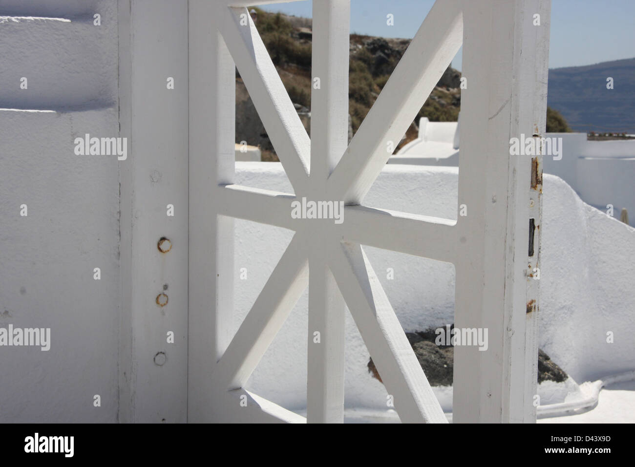 Weißes Tor in das Dorf Oia, Santorin, die Kykladen, Griechenland. Stockfoto