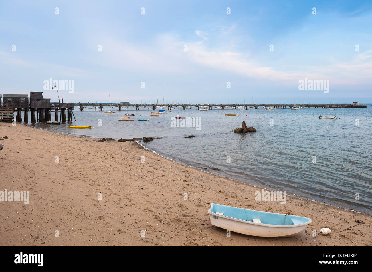 Ruderboot am Ufer im Hafen, Provincetown, Cape Cod, Massachusetts, USA Stockfoto