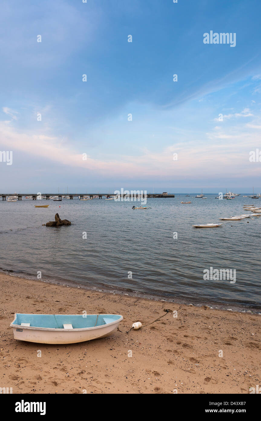 Ruderboot am Ufer am Hafen, Provincetown, Cape Cod, Massachusetts, USA Stockfoto