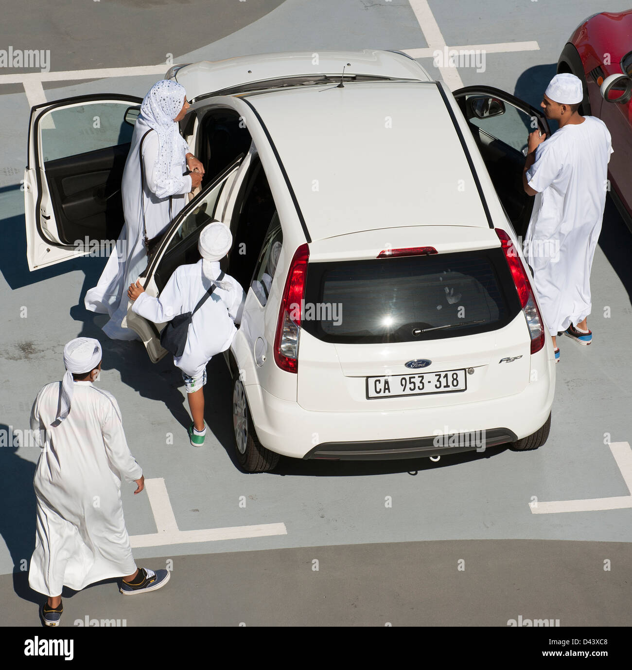 Muslimischen Familie in traditioneller weißer Kleidung zu bekommen, in einer Limousine Stockfoto