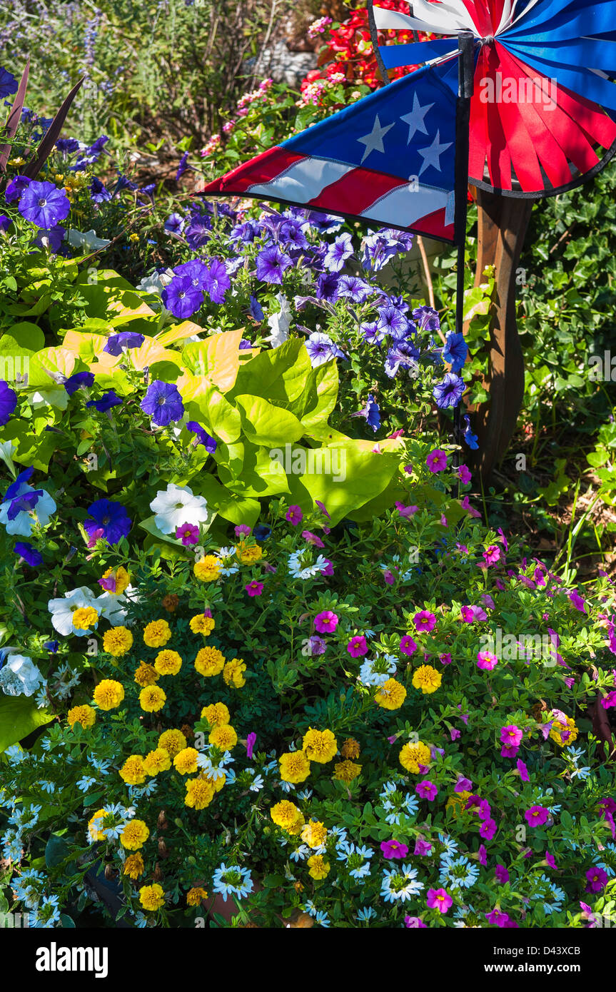 Blumen im Garten mit amerikanischen Flagge, Windrad, Provincetown, Cape Cod, Massachusetts, USA Stockfoto