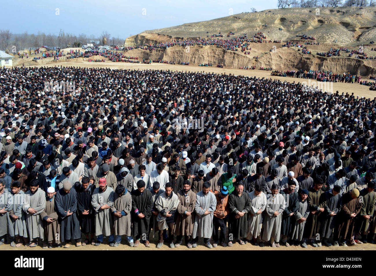 4. März 2013 - PULWAMA, Kaschmir, Indien, haben Kaschmir muslimische Dorfbewohner bieten Beerdigung Gebete während der Trauerzug des kaschmirischen Student Mudasir Ahmad Malla in Pulwama, 60 Kilometer südlich von Srinagar, der Sommerhauptstadt des indischen Teil Kaschmirs auf 03.04.2013, Geschäfte und andere Firmen geschlossen wurden in den meisten Teilen der Kaschmir-Tal Montag in Reaktion auf einen Aufruf von Shutdown von Separatisten gegen den mysteriösen Tod von Kashmiri Student in Hyderabad.The Behörden , jedoch nicht auferlegten Einschränkungen, obwohl schwere Einsätze der Polizei und Entral Reserve-Polizei in Srinagar gesehen wurden eine Stockfoto