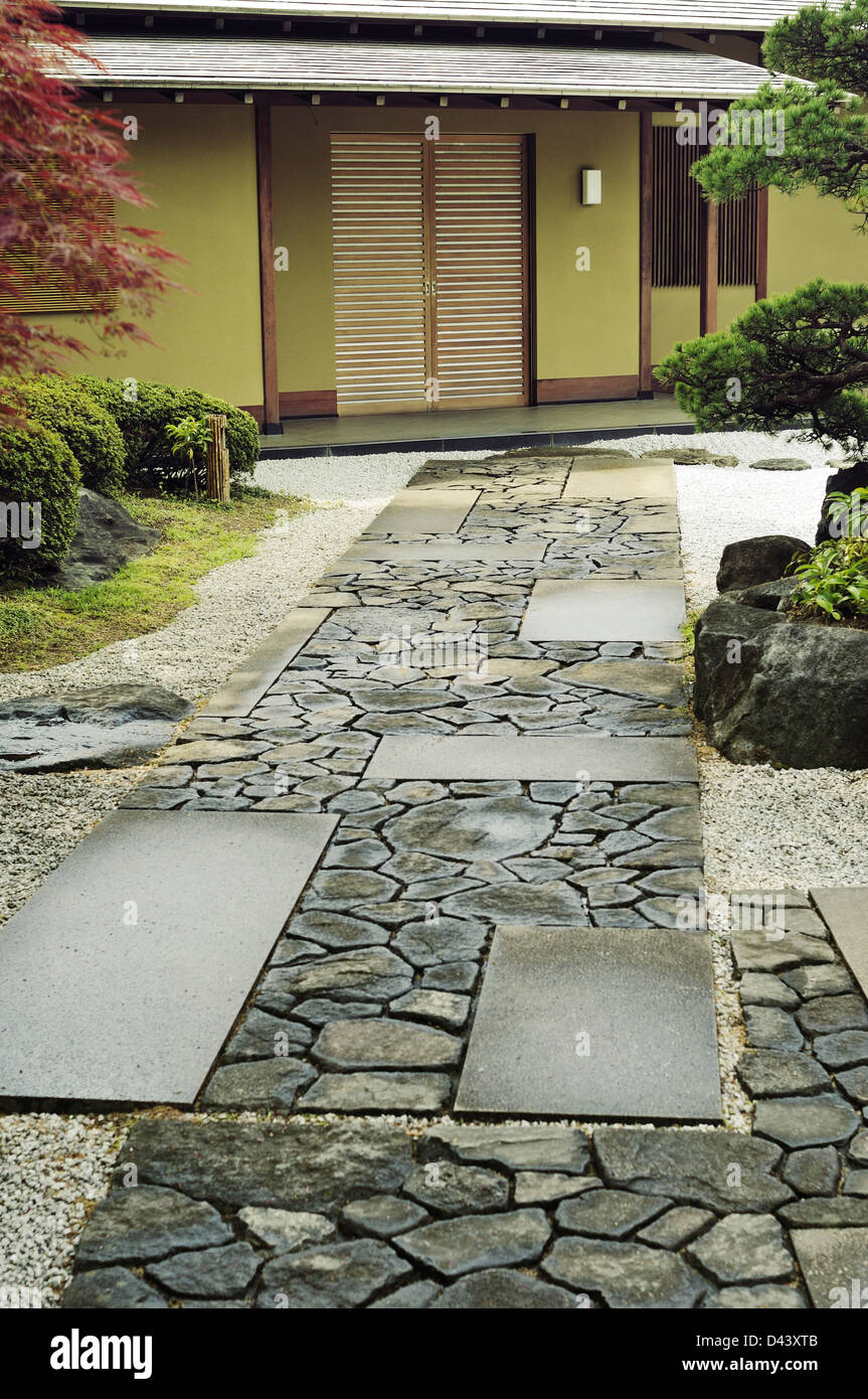 steinigen Weg zu dem Haus in der traditionellen japanischen Zen-Garten Stockfoto
