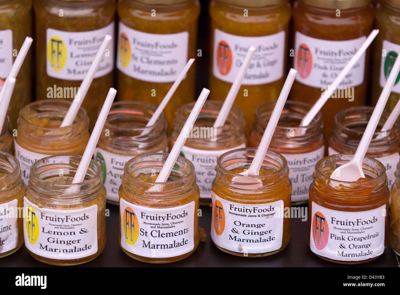 Auswahl der Marmelade auf Anzeige an farnham Bauernmarkt, Farnham, Surrey, Großbritannien. Stockfoto