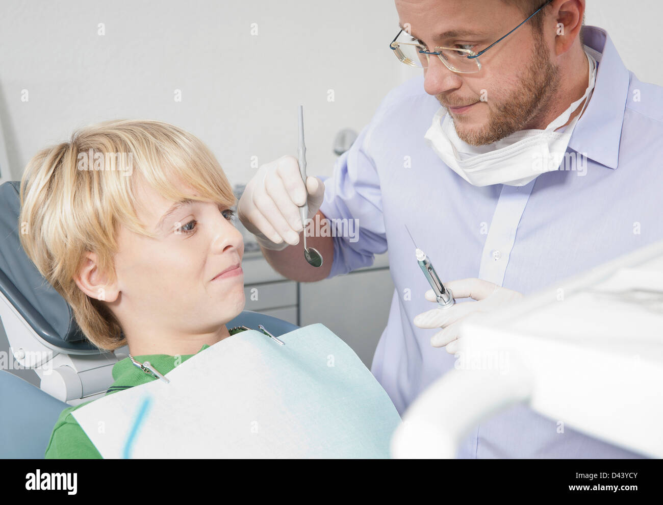 Junge, schauen ängstlich Zahnarzt hält eine Nadel im Termin, Deutschland Stockfoto