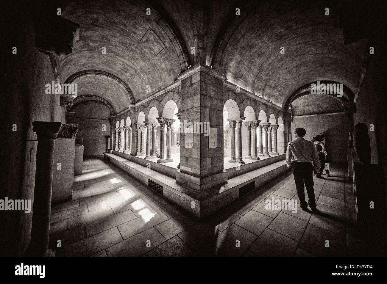 Touristen auf einer Terrasse in The Cloisters und Gärten, Fort Tryon Park in New York City. Stockfoto