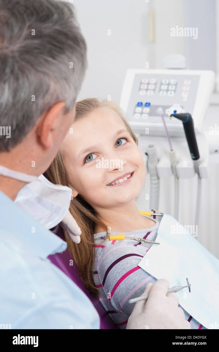 Mädchen blickte zu Zahnarzt Termin, Deutschland Stockfoto