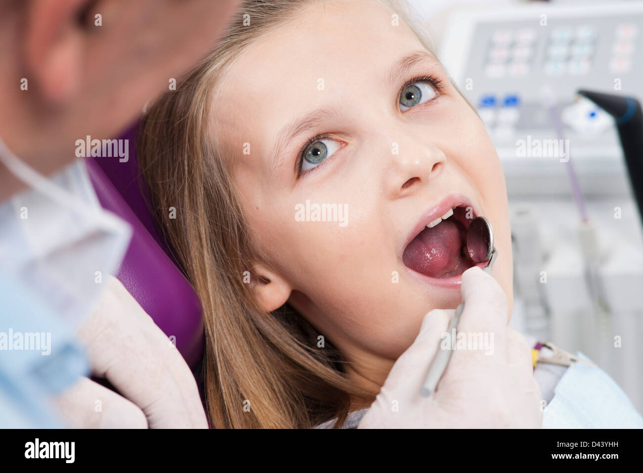 Nahaufnahme des Zahnarztes, die Überprüfung des Mädchens Zähne während Termin, Deutschland Stockfoto