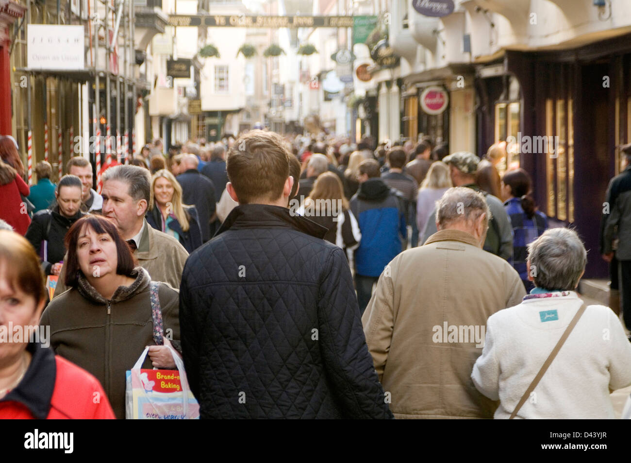 York uk Hautpstraße beschäftigt Shopper shopping Einzelhandel Händler Verkauf Vertrieb Index Menschen Shop Geschäfte belebten Straßen verpackten highstreet Stockfoto