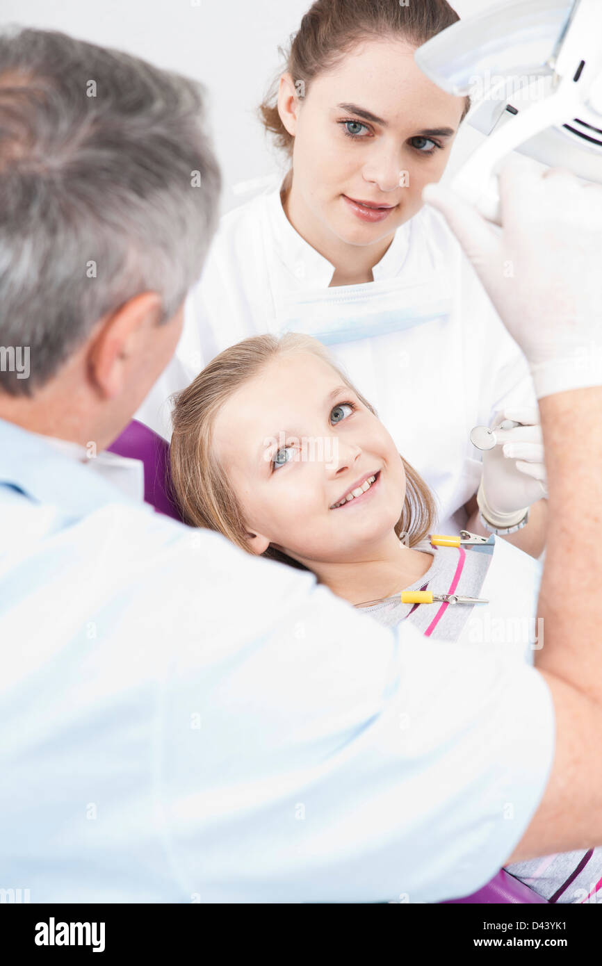 Mädchen mit Zahnarzt und Hygieniker beim Zahnarzt, Deutschland Stockfoto