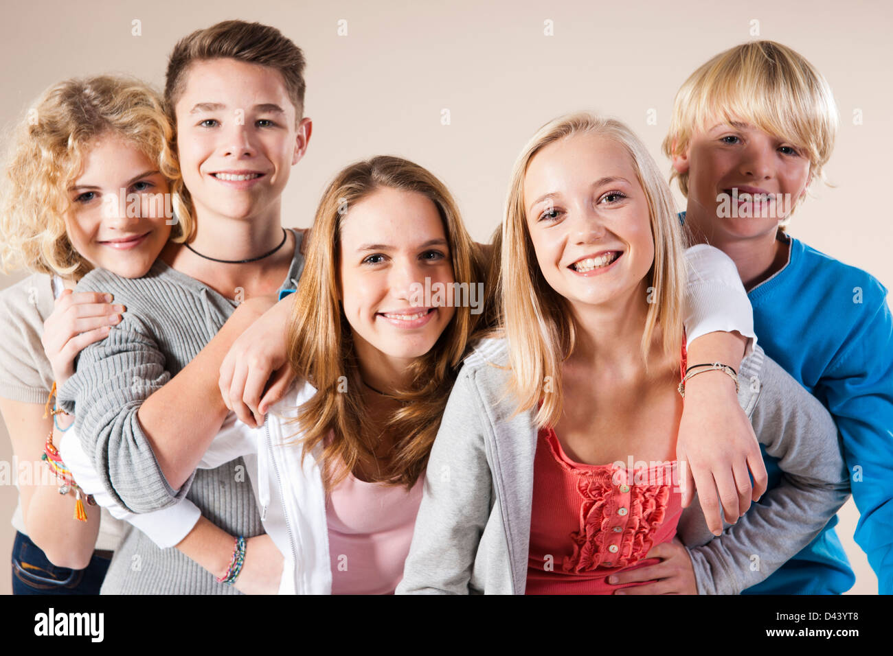 Porträt der Gruppe von Teenager-Jungen und Mädchen lächelnd in die Kamera, Studio Shot auf weißem Hintergrund Stockfoto