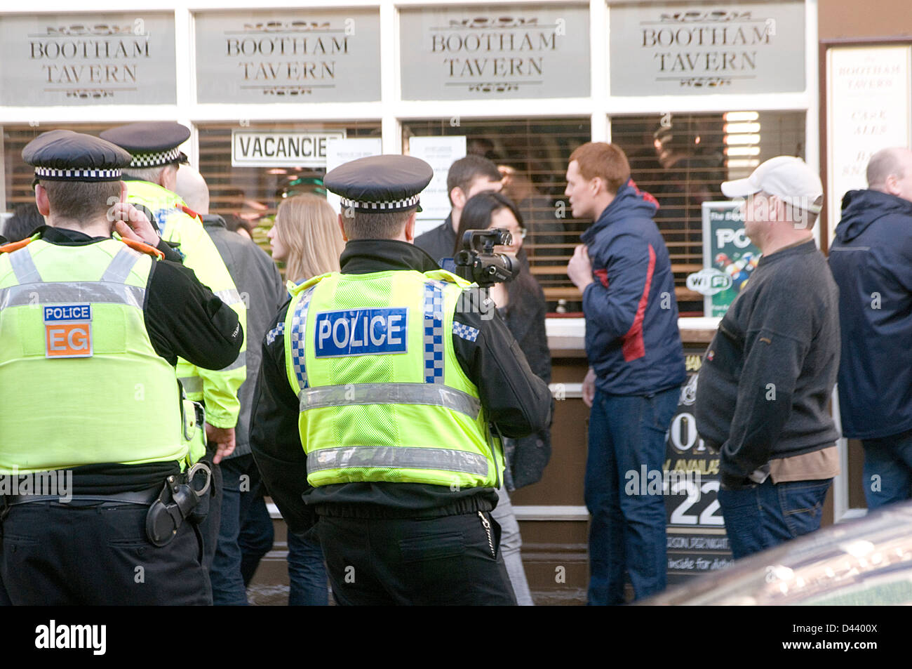 Videoüberwachung Kamera Daten Schutz großer Bruder Zustand Fußball-Hooligans Hooligan Hooliganismus uk Polizist mit Aufnahme Stockfoto