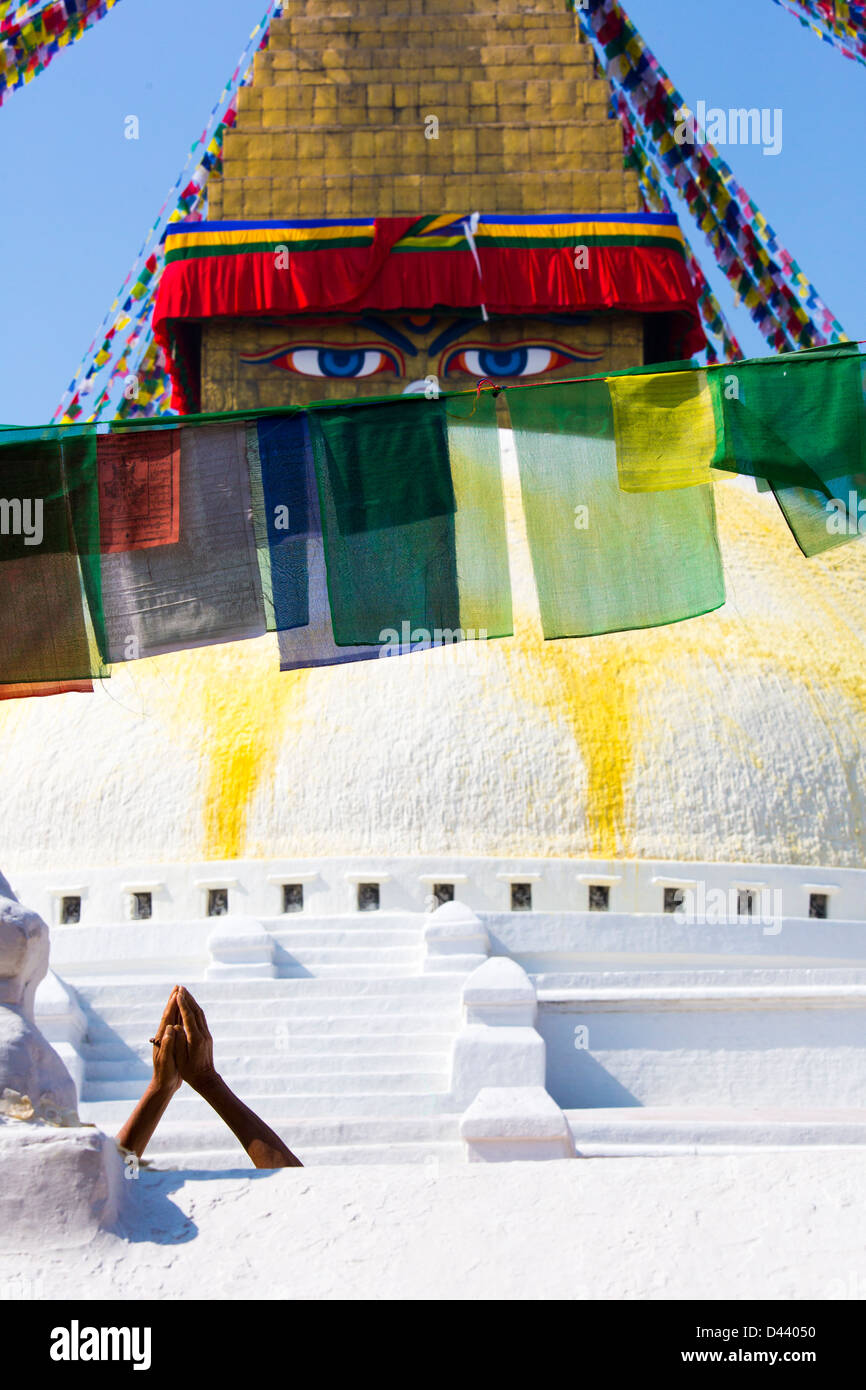 Beten an der Bodhanath Stupa, Kathmandu, Nepal Stockfoto