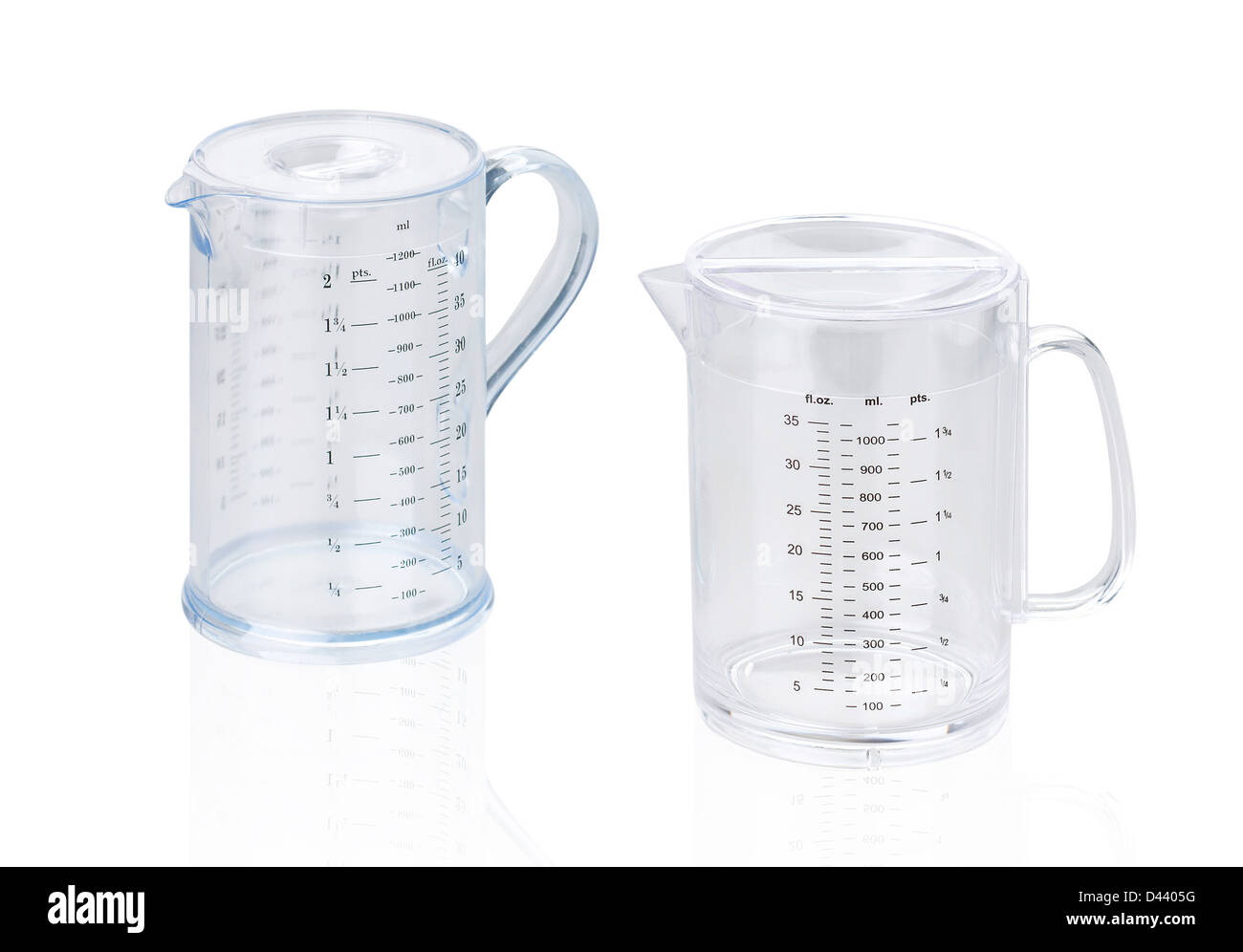 Transparente Glas für Maßnahme flüssige oder Pulverförmige Substanz isoliert zu messen Stockfoto
