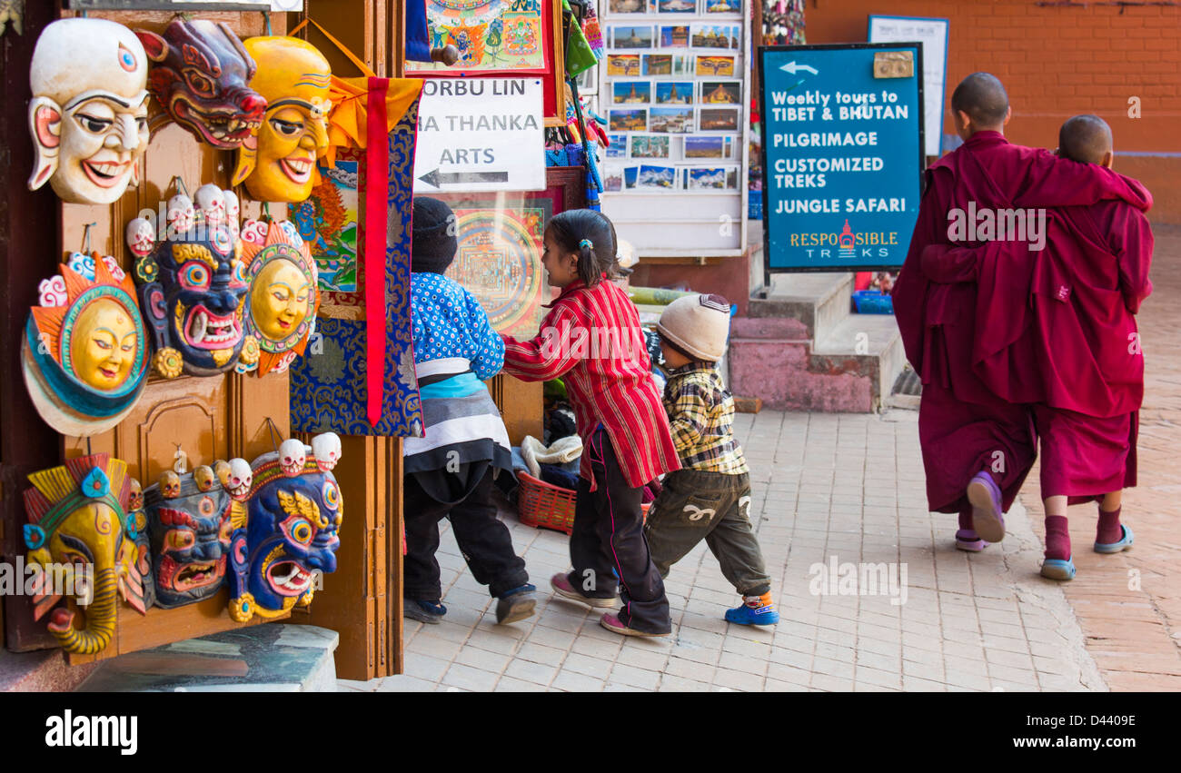 Mönche und Kinder am Bodhanath Stupa, Kathmandu, Nepal Stockfoto