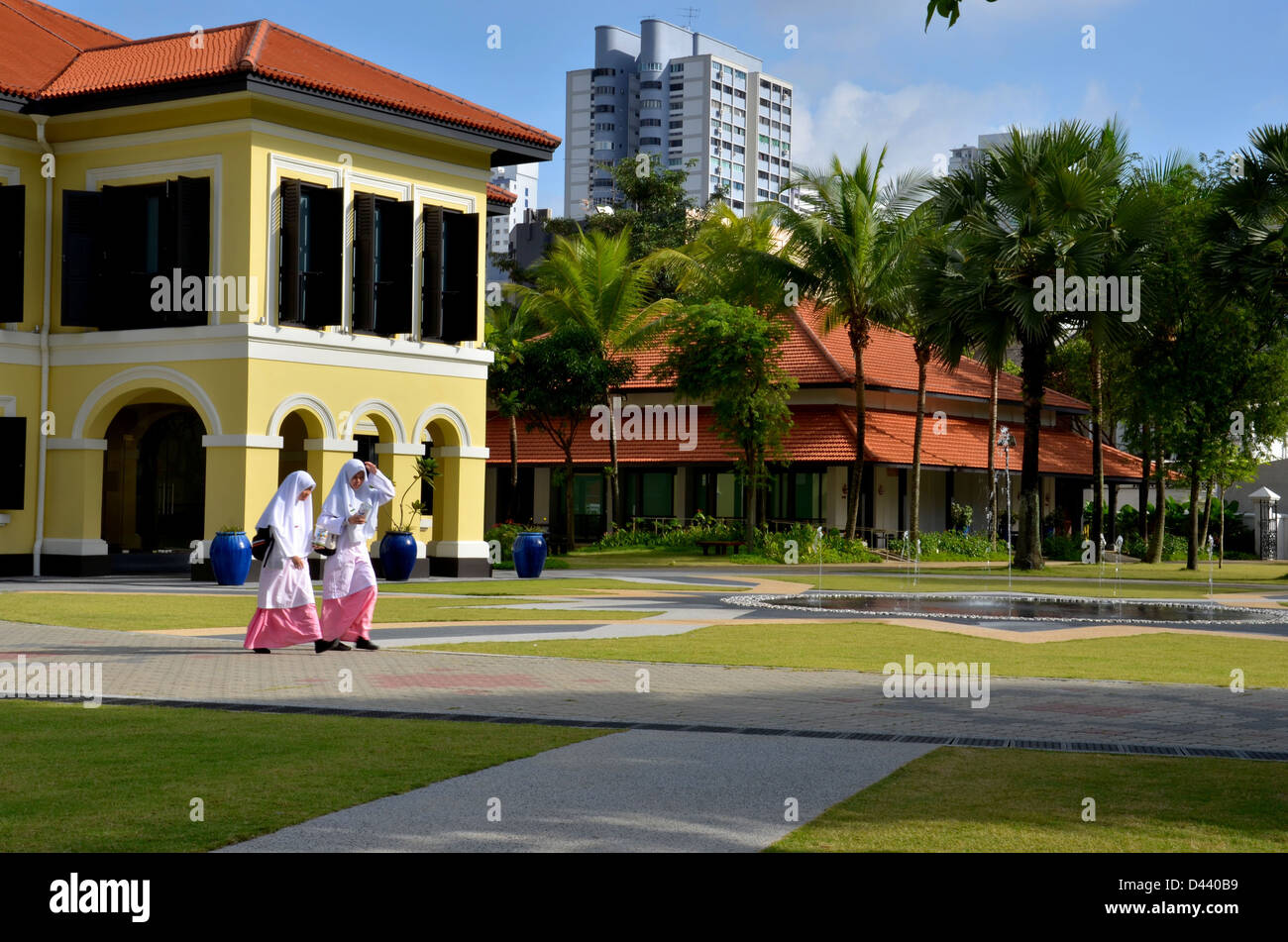 Malaiische Studentinnen gehen in Kampong Glam Gärten, Singapur Stockfoto