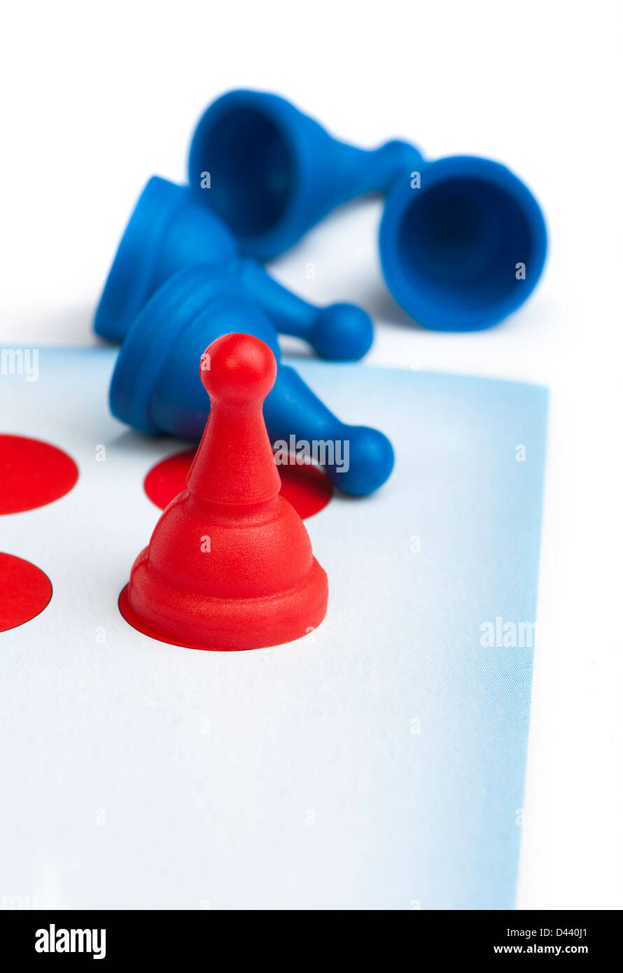 Rote und blaue Spiel Bauern weiß isoliert. Lideship Konzeption Stockfoto