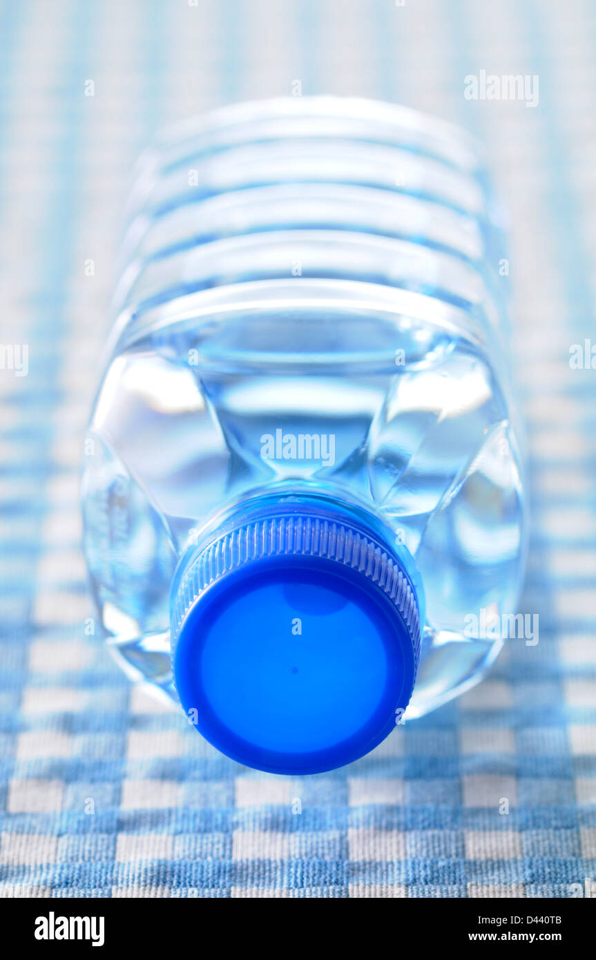 Nahaufnahme des Deckels auf Flasche Wasser Stockfoto