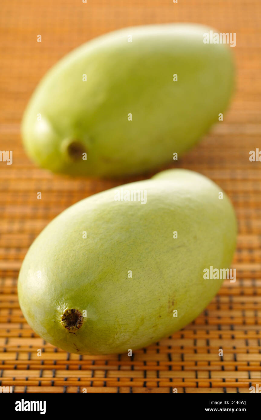 Nahaufnahme von zwei grünen Mangos Stockfoto