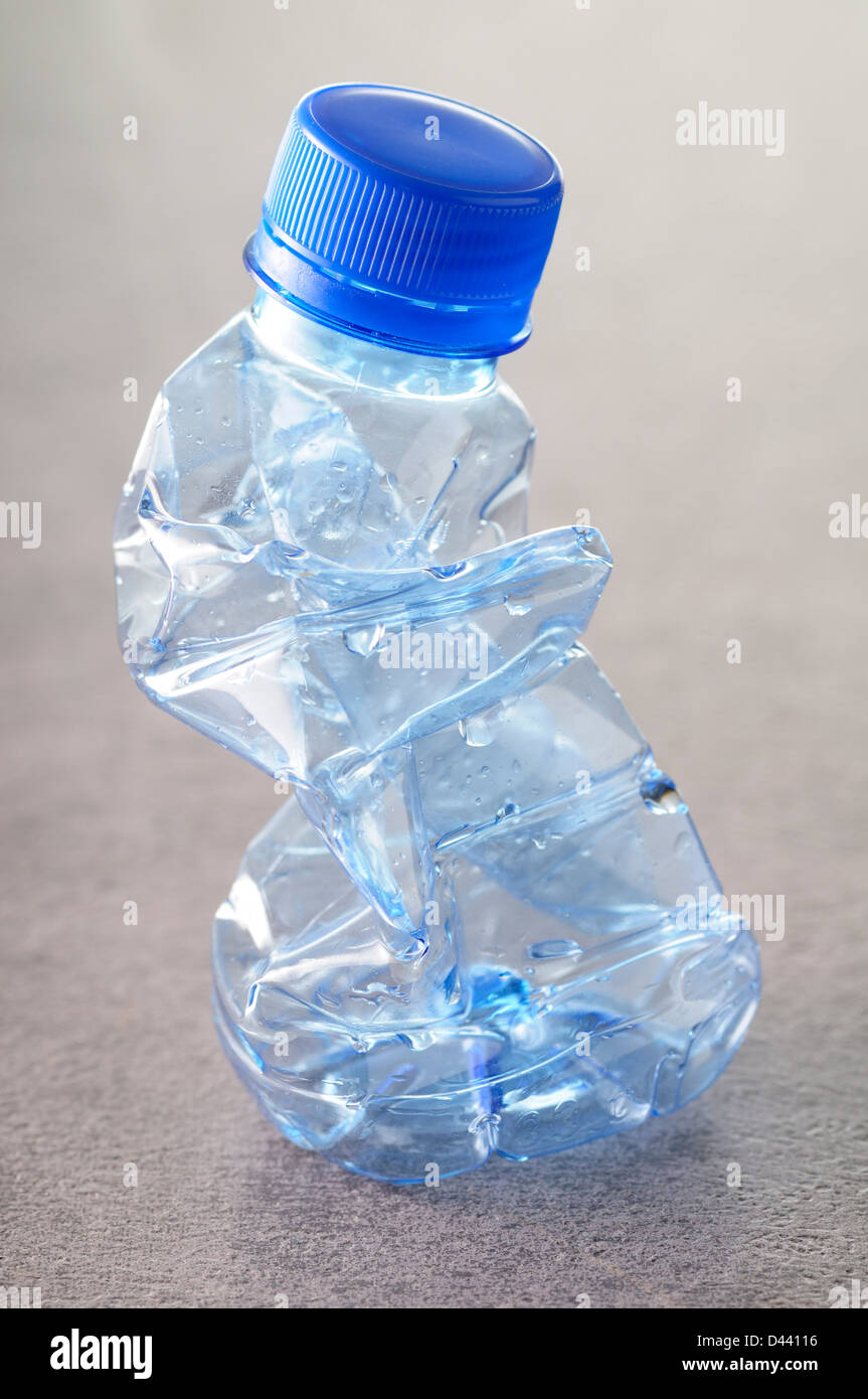 Nahaufnahme der zerkleinerten, leere Wasserflasche Stockfoto