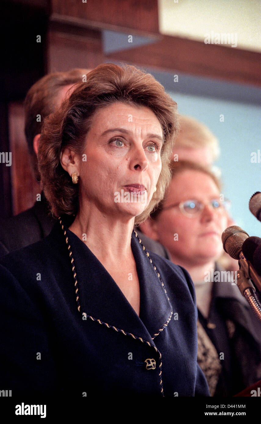 Washington Attorney General Christine Gregoire mit anderen Zustand Attorney General beschreibt eine $ 206 Milliarden Siedlung mit Tabakunternehmen 16. November 1998 in Washington, DC. Stockfoto