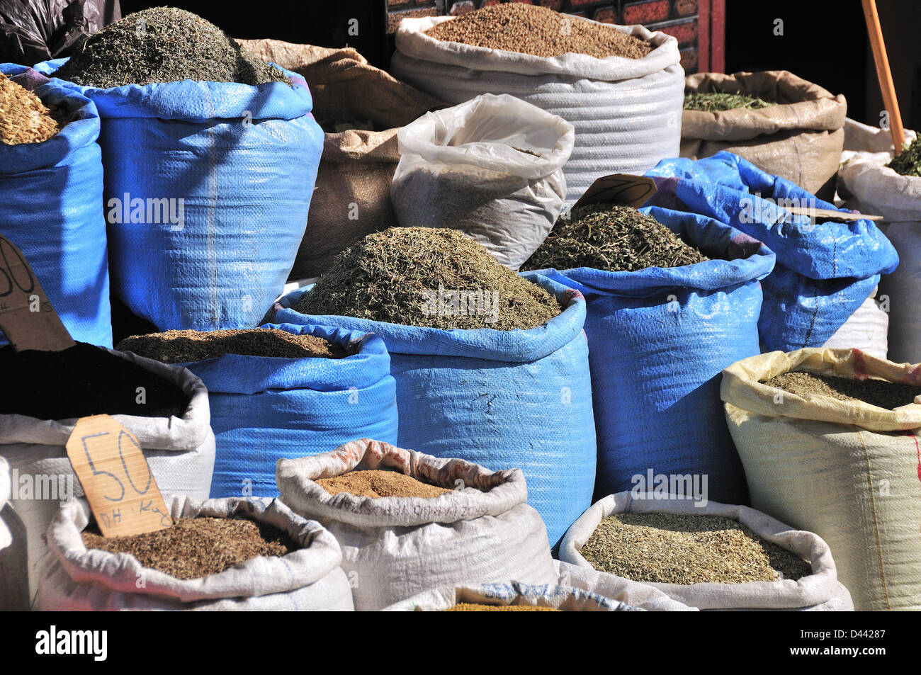 Säcke bunter Kräuter und Gewürze für den Verkauf in einem Markt in Marrakesch, Marokko Stockfoto