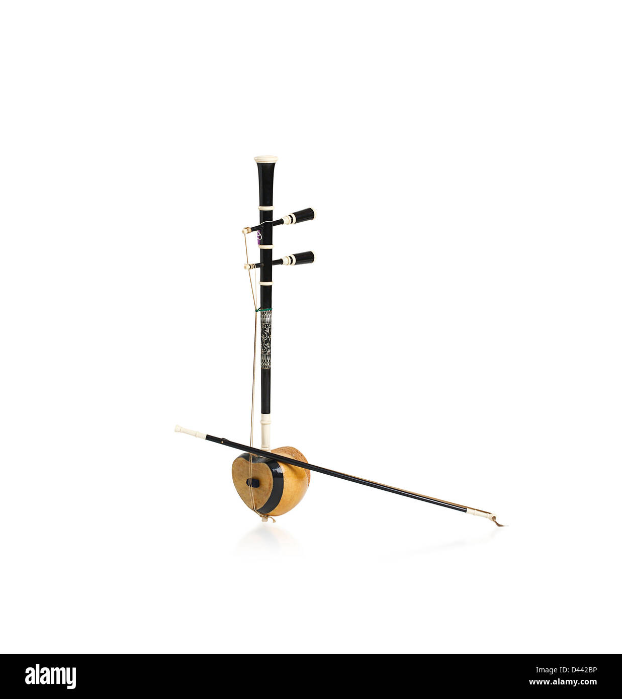Thai Geige Bass Klang Musik Saiteninstrument isoliert auf weißem Hintergrund Stockfoto