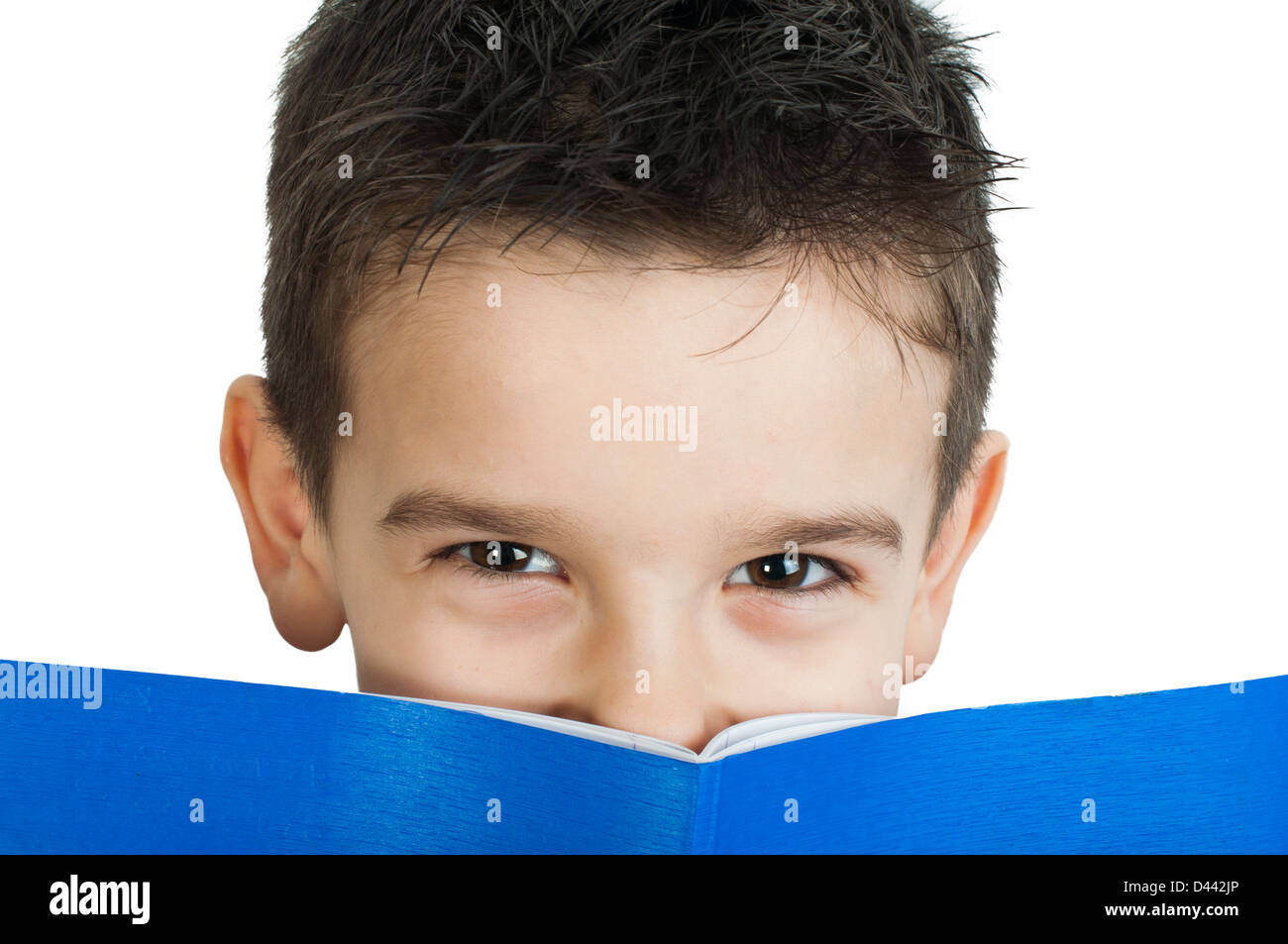 Kind mit Notebook vor dem Gesicht. Weiß isoliert Stockfoto