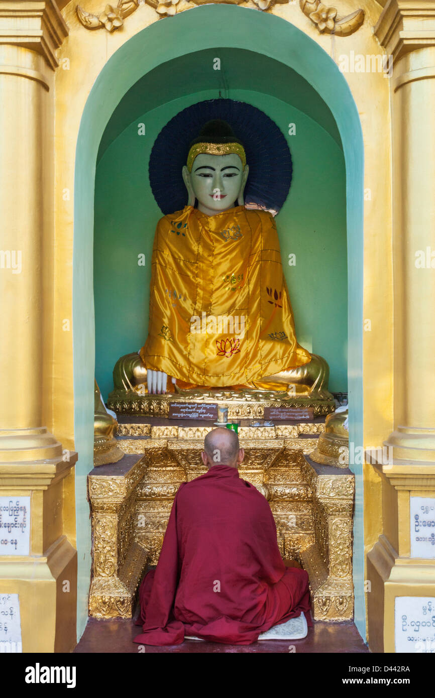 Myanmar, Yangon, Shwedagon-Pagode, Buddha-Statue und Mönch Stockfoto