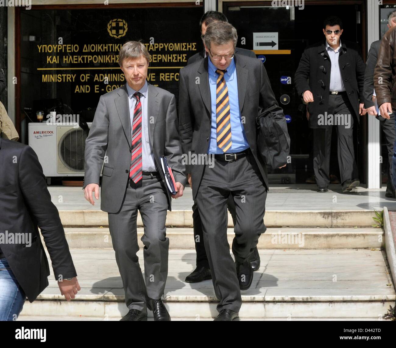 Athen, Griechenland. 4. März 2013. Mathias Morse, Direktor der EU-Kommission und Klaus Masuch (EZB) links nach einem Treffen mit dem Minister für Administrative Reform Antonis Manitakis in Athen Verwaltungsreform Ministerium. Bildnachweis: Kunst der Fokus/Alamy Live-Nachrichten Stockfoto
