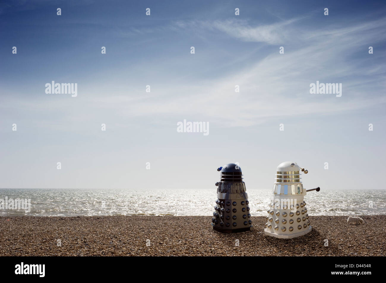 Zwei Dr Who Daleks ihre Hund für einen Spaziergang am Strand, Großbritannien Stockfoto