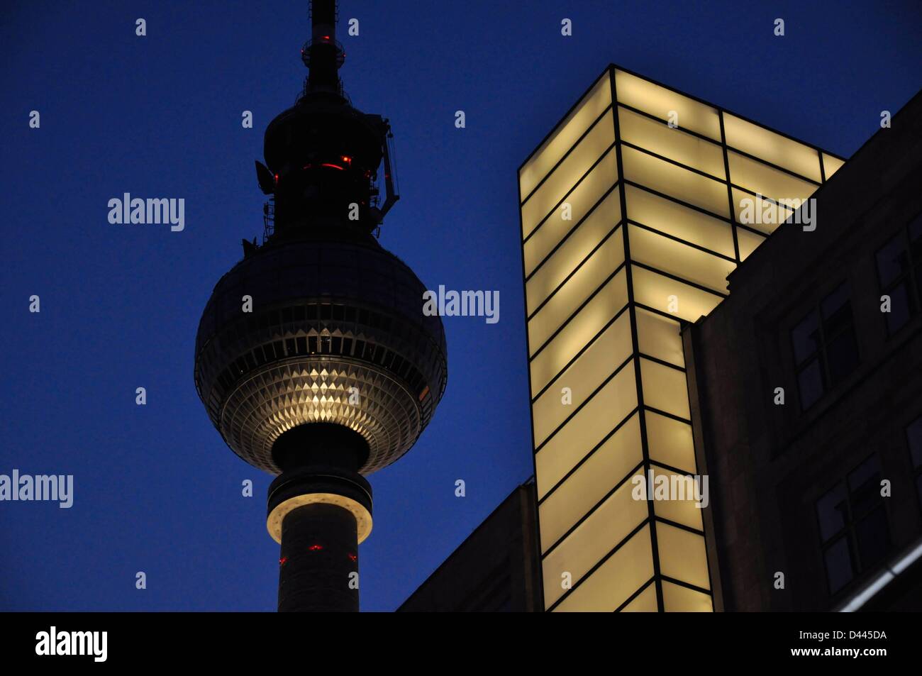 Nachtblick auf den Fernsehturm und die beleuchtete Glaskonstruktion des Berolina-Hauses am Alexanderplatz in Berlin, 7. März 2011. Fotoarchiv für ZeitgeschichteS.Steinach Stockfoto