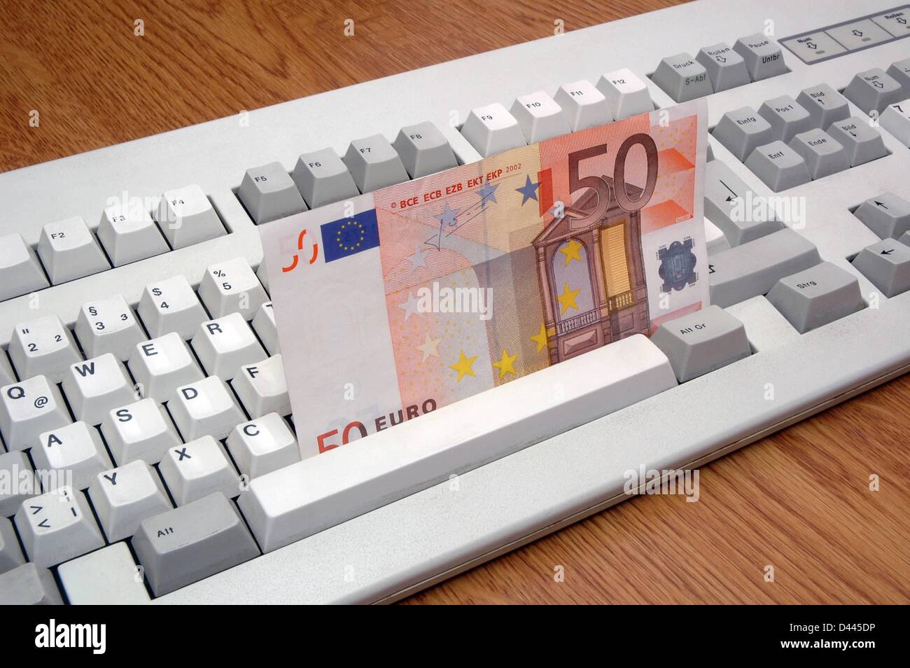 Illustration - eine Rechnung von 50 Euro ist in einer PC-Tastatur in  Berlin, Deutschland, 5. Dezember 2007 abgebildet. Foto: Berliner  Verlag/S.Steinach Stockfotografie - Alamy