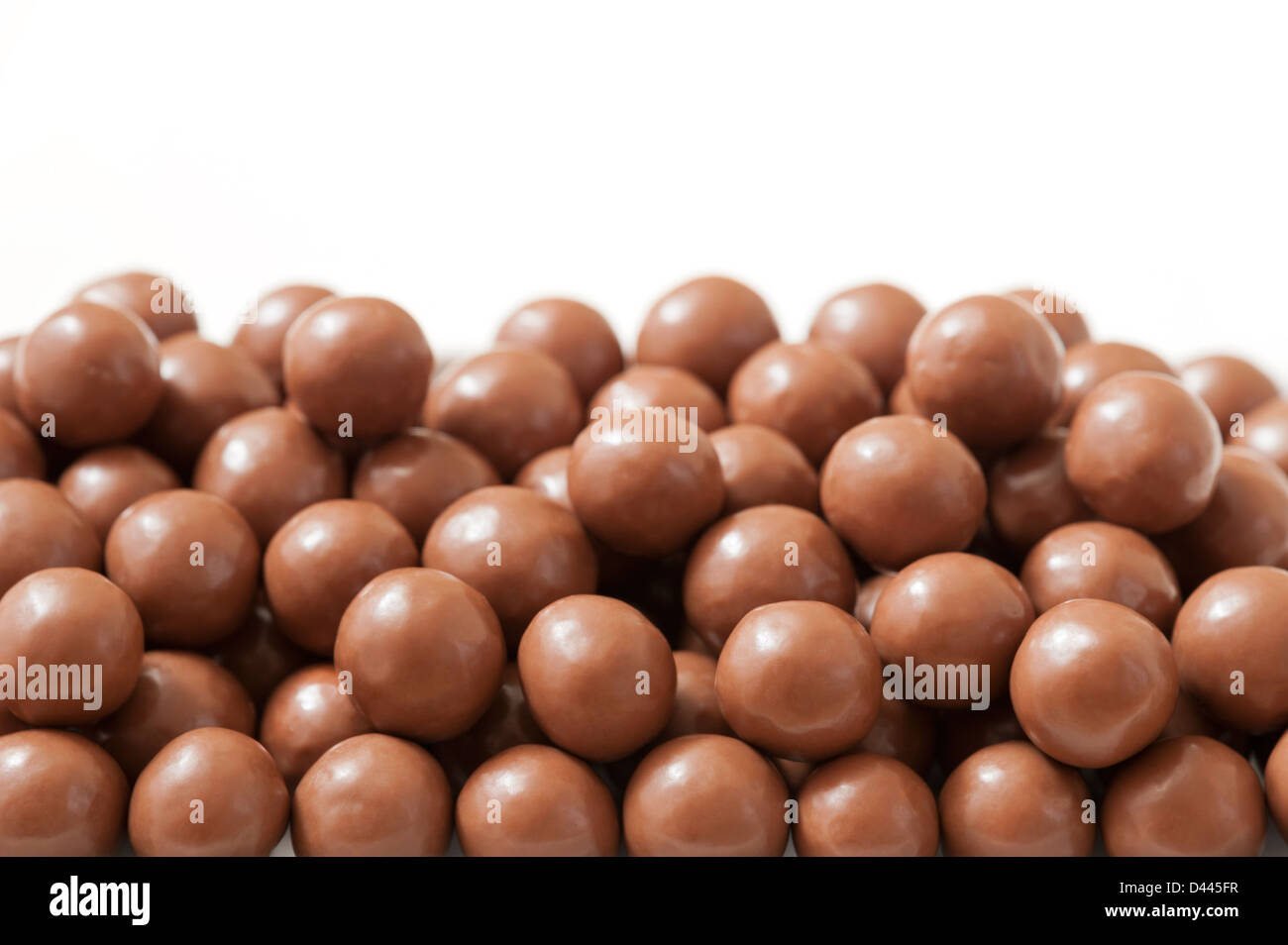 Nahaufnahme von Schokokugeln - Maltesers - vor einem weißen Hintergrund Stockfoto