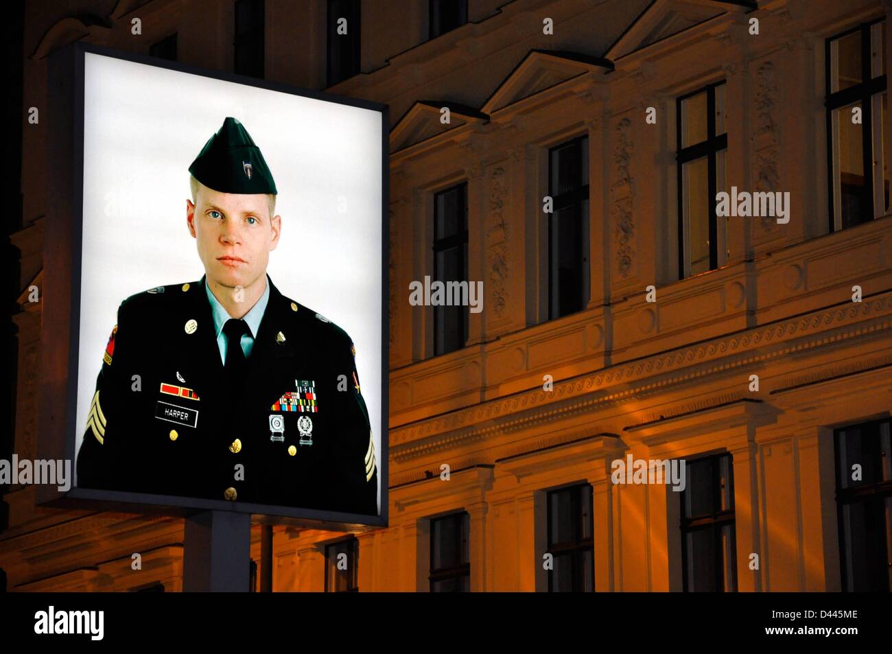 Porträt eines jungen amerikanischen Soldaten am ehemaligen Grenzposten Checkpoint Charlie in Berlin, 8. März 2011. Auf der Rückseite des beleuchteten Bildes ist ein Porträt eines jungen sowjetischen Soldaten. Die Installation des Fotografen Frank Thiel aus dem Jahr 1994 deutete auf die frühere innerdeutsche Grenze zwischen dem amerikanischen und dem sowjetischen Sektor der Stadt hin. Fotoarchiv für ZeitgeschichteS.Steinach Stockfoto