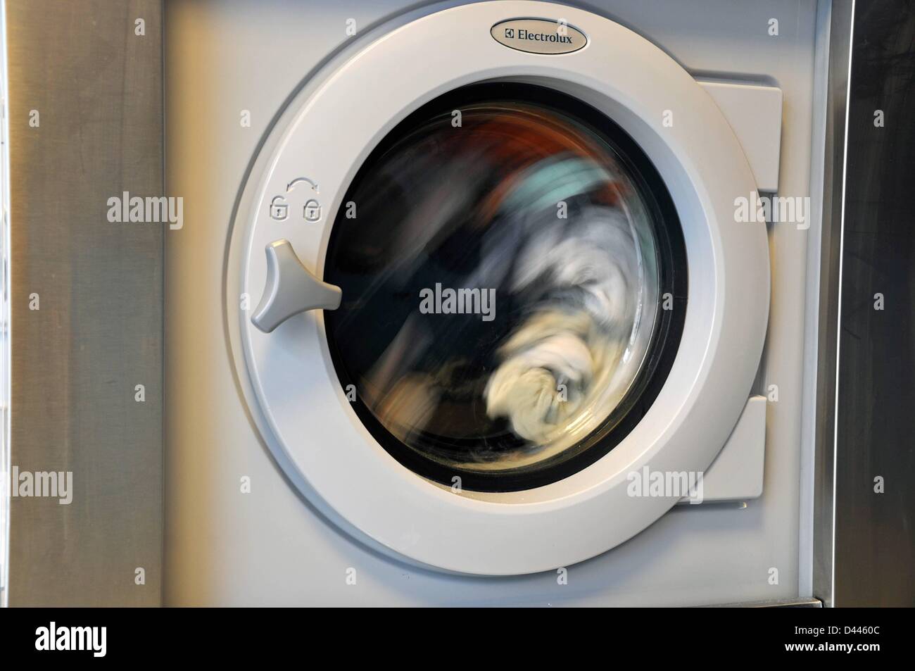 Eine Waschmaschine des Typs Electroluc wäscht Kleidung in Berlin, Deutschland, 18. September 2011. Fotoarchiv für ZeitgeschichteS.Steinach Stockfoto