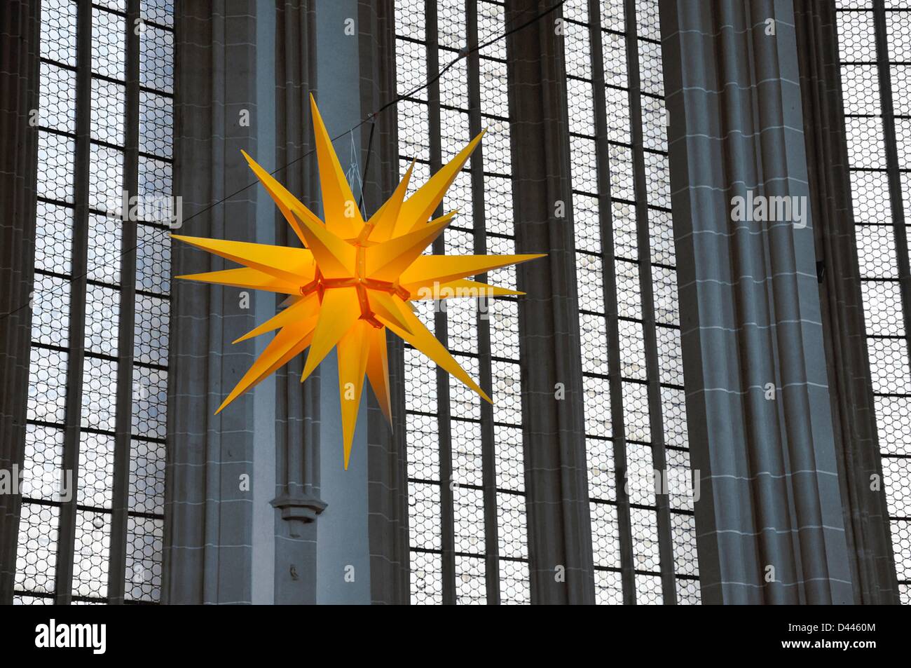 Ein Herrnhut Advent-Star wird in St. Peter-und-Paul-Kirche in Grlitz, 3.  Dezember 2011. Fotoarchiv fr ZeitgeschichteS.Steinach Stockfotografie -  Alamy
