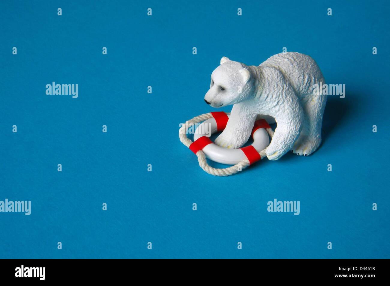 Illustration - ein Miniatur-Eisbär ist mit einer der seine Pfoten im Inneren eine Safety Boje in Berlin, Deutschland, 25. Dezember 2007 abgebildet. Foto: Berliner Verlag/S.Steinach Stockfoto