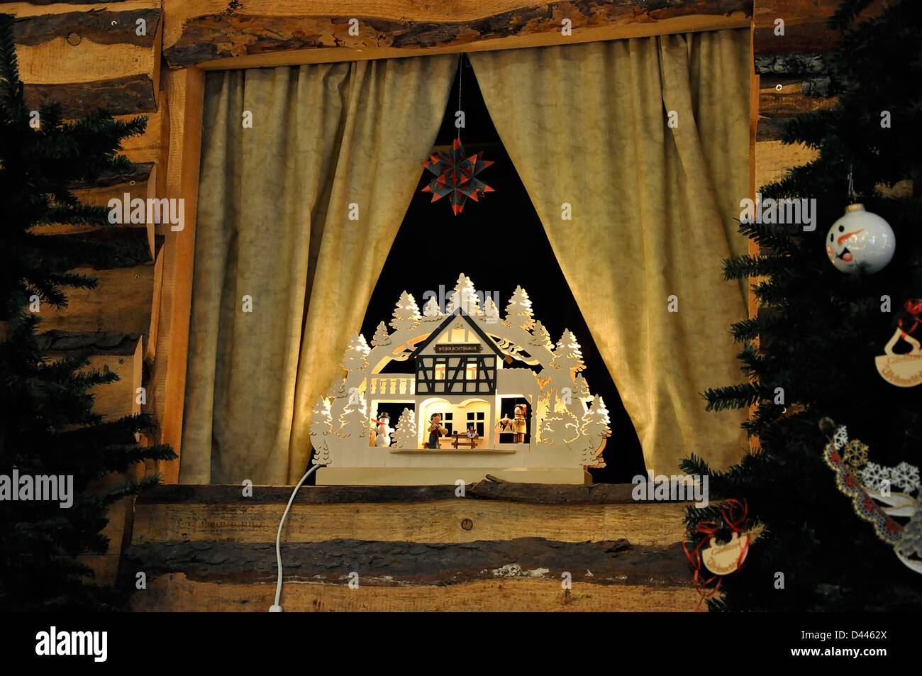 Blick auf einen Schwibbogen im "Weihnachtshaus" in Görlitz, 3. Dezember 2011. Der Schwibbogen, ein Lichtbogen, ist eine Weihnachtsdekoration für die dunklen Jahreszeiten, hergestellt in der Tradition der Volkskunst der Erzgebirge. Die Motive und die Anzahl der Lichter variieren, stehen aber immer im Zusammenhang mit dem Leben der Bergleute des 18. Und 19. Jahrhunderts. Fotoarchiv für ZeitgeschichteS.Steinach Stockfoto