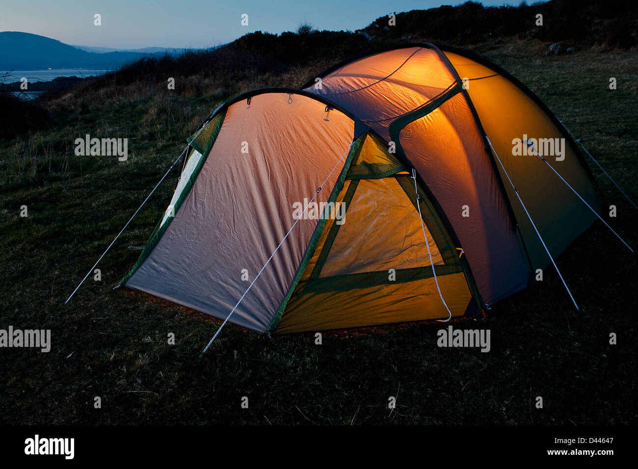 Nylon-Zelt aufgestellt für einen Camping-Urlaub in der freien Natur bereit für eine gemütliche Nacht unter den Sternen Stockfoto