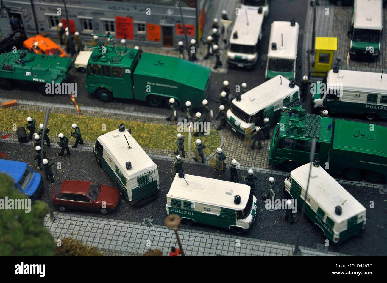 Eine Polizeioperation wird mit Miniaturfiguren in einem Diorama im Polizeimuseum in Berlin, Deutschland, am 05. März 2012 nachgestellt. Fotoarchiv für Zeitgeschichte Stockfoto