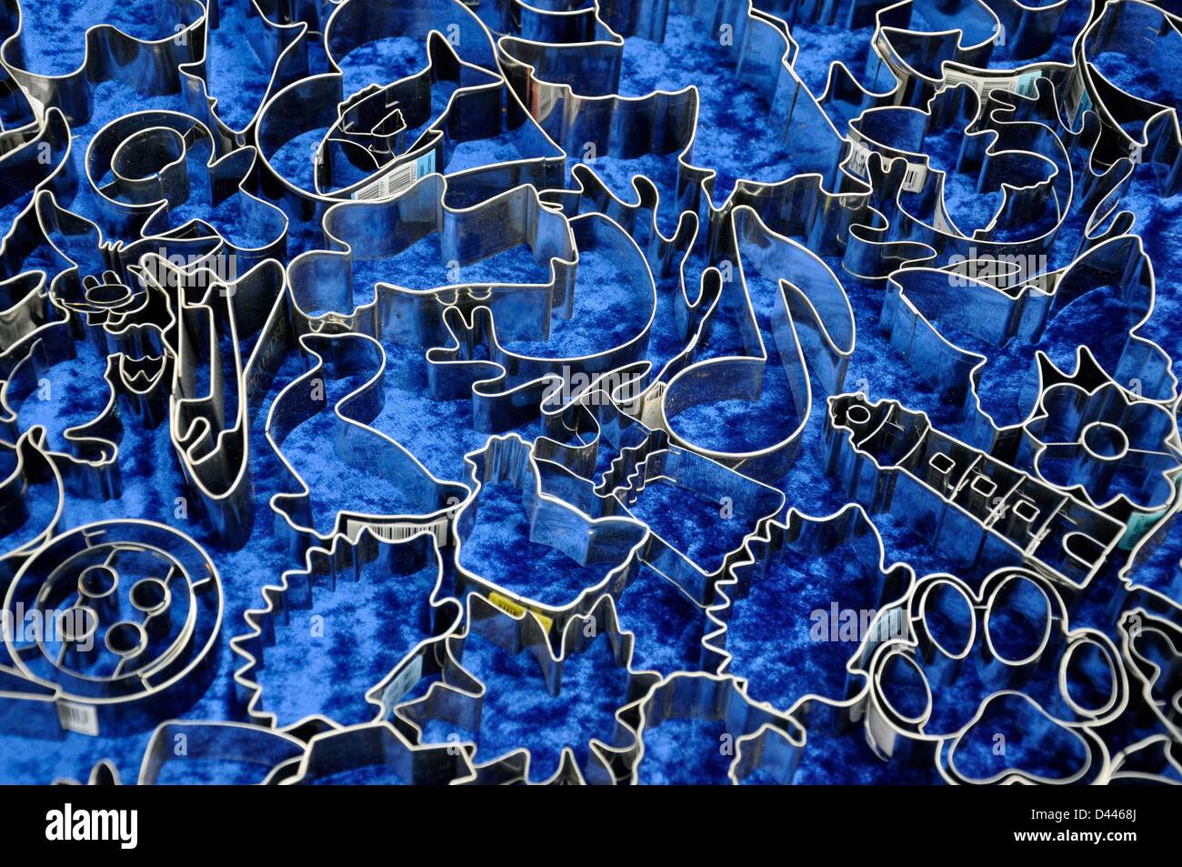 Auf einem Tisch in Berlin, Deutschland, 05. Juni 2011, sind zahlreiche Ausstecher verschiedener Formen abgebildet. Fotoarchiv für ZeitgeschichteS.Steinach Stockfoto