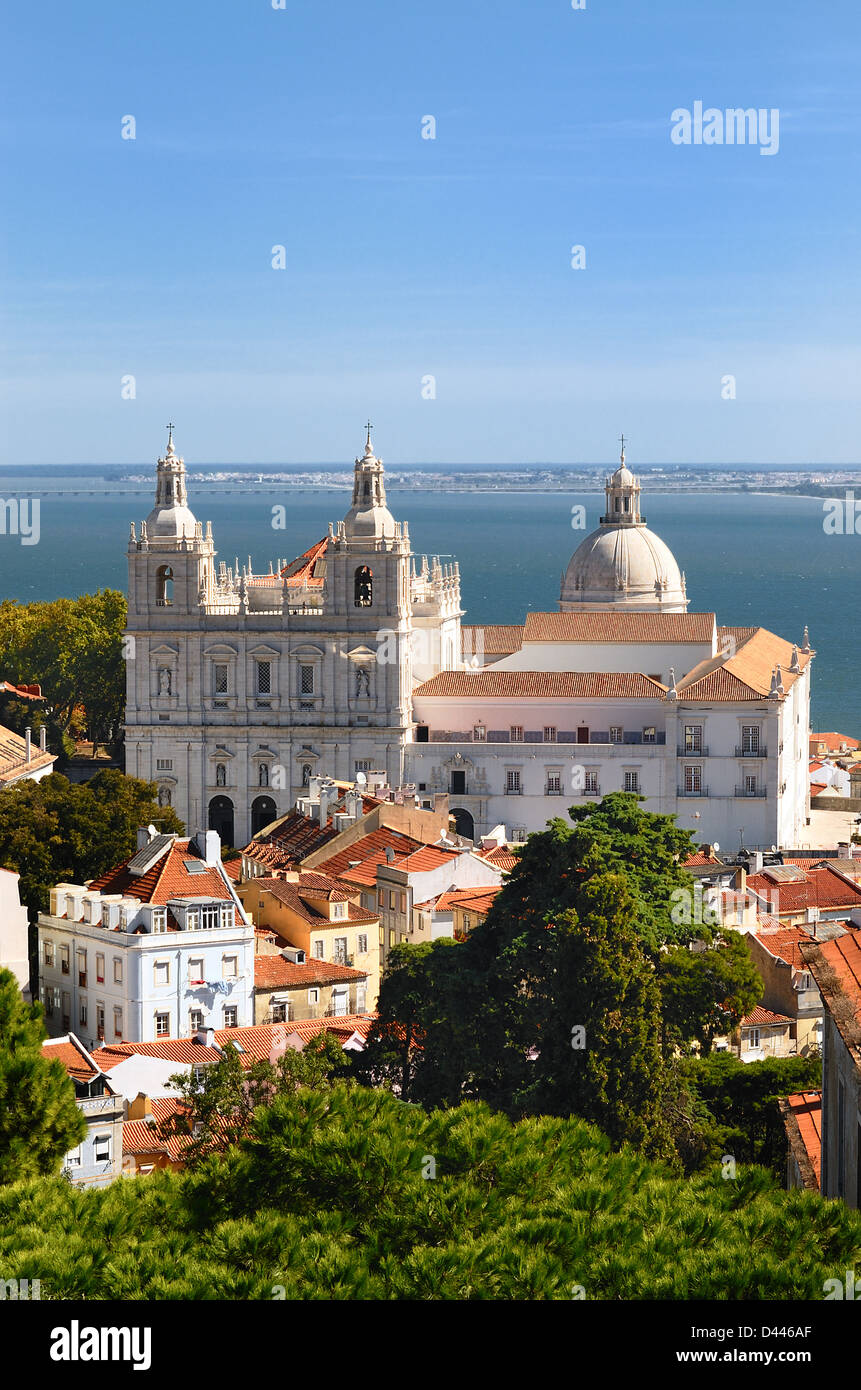 Panorama von einem alten traditionellen Nachbarschaft in Lissabon Stockfoto